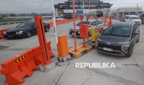 Pengendara mobil melakukan pembayaran elektronik tol saat melewati jalan tol fungsional Klaten-Prambanan di Gerbang Tol Prambanan, Jogonalan, Klaten, Jawa Tengah, Jumat (20/12/2024). PT Jasamarga Jogja Solo (JMJ) mulai membuka jalan tol fungsional Klaten-Prambanan secara gratis dari jam 06.00 WIB - 18.00 WIB, berlaku hingga tanggal 2 Januari 2025 untuk memperlancar arus lalu lintas pada libur Natal dan Tahun Baru 2025. 