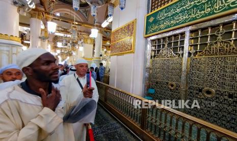  Umat Islam berdoa saat berziarah ke makam Nabi Muhammad SAW dan dua sahabatnya Abu Bakar dan Umar bin Khattab di Masjid Nabawi, Madinah, Arab Saudi.