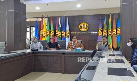 Konferensi Pers Pelaksanaan UTBK-SNBT Tahun 2023 di Unpad Jalan Dipatiukur, Senin (8/5/2023).Pelaksanaan Ujian Tulis Berbasis Komputer-Seleksi Nasional Berdasarkan Tes (UTBK-SNBT) 2023 digelar serentak Senin (8/5/2023). Menurut Rektor Universitas Padjadjaran (Unpad),  Prof Rina Indiastuti, tahun ini jumlah yang mendaftar ke Unpad sebanyak 56.529. Sementara kuota tahun ini, sebanyak 2.972.