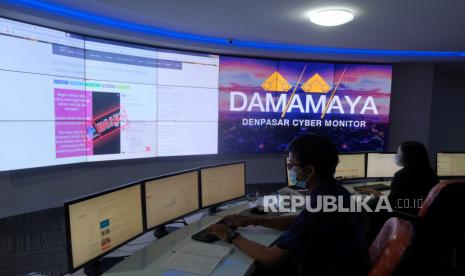 Petugas mendeteksi berita hoaks yang beredar di jejaring media sosial dengan menggunakan aplikasi Tangkal dan Analisa Berita Bohong (Taboo) di Dinas Komunikasi, Informatika dan Statistik Kota Denpasar, Bali, Selasa (9/3/2021). Aplikasi Tangkal dan Analisa Berita Bohong (Taboo) milik Pemerintah Kota Denpasar itu telah menangkal sebanyak 53 berita hoaks terkait vaksin dan Covid-19 yang beredar di jejaring media sosial pada Januari hingga Februari 2021 serta memberikan informasi yang benar kepada masyarakat melalui situs tangkalhoax.denpasarkota.go.id. 