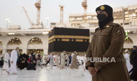 Peran Wanita dalam Pelayanan Jamaah Haji Makin Berkembang. Polisi wanita Saudi, Samar, yang baru-baru ini dikerahkan ke layanan, berdiri waspada di depan Kabah  di Masjidil Haram, selama ziarah haji tahunan, di kota suci Arab Saudi Mekah, Selasa, 20 Juli. 2021.