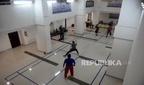 Tingkat Hunian Pasien Covid-19 di RSD Wisma Atlet Turun. Foto:   Suasana pertandingan lomba bulutangkis yang diadakan dalam rangka 1 tahun perjuangan melawan Covid-19 Rumah Sakit Darurat Covid (RSDC) Wisma Atlet Kemayoran, Jakarta, Sabtu (13/2). Kegiatan berbagai perlombaan seperti bulutangkis, tenis meja, bola voli dan lainnya tersebut diikuti oleh para nakes dan non-nakes dalam rangka memperingati perjuangan 1 tahun berdirinya RSDC Wisma Atlet Kemayoran sekaligus untuk menyemangati para nakes di RSDC agar tidak jenuh merawat pasien Covid-19.Prayogi/Republika.