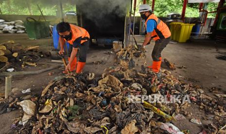 Petugas menyortir sampah plastik untuk didaur ulang menjadi bahan bakar di Tempat Pembuangan Sampah. PLN melalui anak usahanya PT Indonesia Power (IP) melakukan penandatanganan kerja sama dengan Pemerintah Kota (Pemkot) Tangerang terkait penyediaan bahan bakar Jumputan Padat untuk Cofiring Pembangkit Listrik Tenaga Uap (PLTU). 