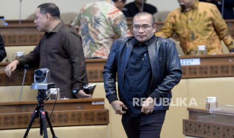 Ketua KPU Hasyim Asyari bersiap mengikuti rapat konsultasi bersama Komisi II DPR di Kompleks Parlemen, Senayan, Jakarta, Rabu (20/9/2023). Rapat konsultasi tersebut membahas tentang rancangan Peraturan KPU (PKPU) termasuk percepatan waktu pendaftaran pasangan capres-cawapres.