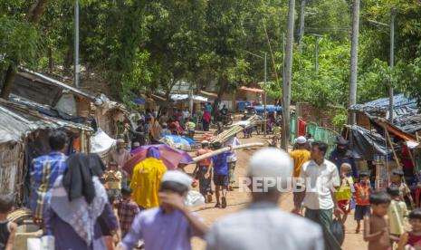 Pengungsi Rohingya berjalan di sepanjang kamp darurat di Kutubpalang, distrik Ukhiya Cox Bazar, Bangladesh, 24 Agustus 2022.