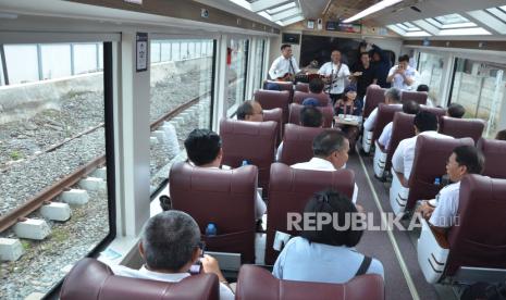 Gerbong kereta Panoramic Kereta Api (KA) Papandayan menuju Stasiun Garut, Kabupaten Garut, Jawa Barat, jelang peluncuran KA Papandayan dan KA Pangandaran, Rabu (24/1/2024). Selain untuk meningkatkan pelayanan kepada pelanggan, beroprasinya dua kereta ini diharapkan akan memperkuat konektivitas antar wilayah di Jawa Barat serta membuka banyak peluang untuk pertumbuhan ekonomi dan pariwisata.