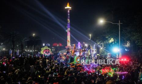 Parade kendaraan hias Jakarnaval disambut oleh warga saat gelaran Car Free Night di kawasan Monas, Jakarta, Ahad (31/12/2023).