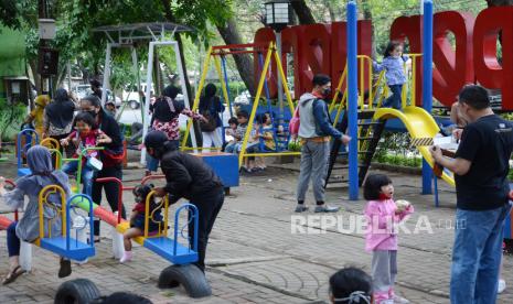 Aktivitas warga di Taman Super Hero, Kota Bandung. Peningkatan kasus Covid-19 terus terjadi di Kota Bandung, kesadaran 3M warga yang kurang dan libur panjang akhir bulan Oktober menyebabkan keterisian tempat tidur pasien Covid-19 juga hampir melebihi kapasitas di Kota Bandung.