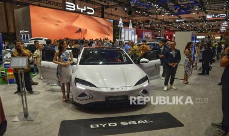 Pengunjung memadati booth BYD dalam ajang Gaikindo Indonesia Internasional Auto Show (GIIAS) 2024 di ICE BSD, Tengerang, Banten, Kamis (18/7/2024).