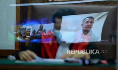 Ketua Majelis Hakim Hariyadi dan terdakwa mantan Presiden Aksi Cepat Tanggap (ACT) Ahyudin (dalam pantulan layar) saat menjalani sidang pembacaan dakwaan yang digelar secara virtual di Pengadilan Negeri Jakarta Selatan, Jakarta, Selasa (15/11/2022). Sidang tersebut beragendakan pembacaan dakwaan terkait perkara dugaan penggelapan dana bantuan Boeing oleh Aksi Cepat Tanggap (ACT) dengan terdakwa mantan Presiden ACT Ahyudin. Republika/Thoudy Badai