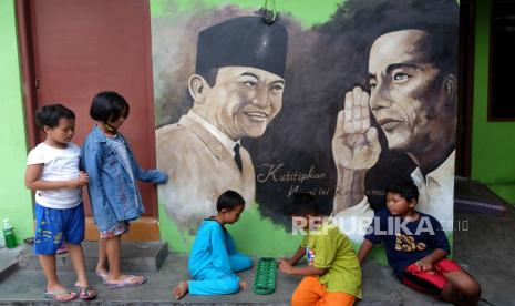 Sejumlah anak bermain dakon (congklak) di Kampung Sewu, Solo, Jawa Tengah. IDAI mencatat, angka kematian Covid-19 pada anak paling banyak di Jawa Tengah (Jateng). (ilustrasi)