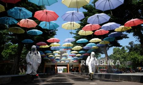 Pemerintah Kota (Pemkot) Solo melonggarkan batas usia anak-anak untuk bepergian ke tempat publik seperti mal, pasar tradisional, tempat bermain, tempat wisata dan taman cerdas. Tampak petugas menyemprotkan cairan disinfektan di kawasan Solo Zoo atau Taman Satwa Taru Jurug (TSTJ) di Solo, Jawa Tengah, Kamis (18/6/2020). Meski status Kejadian Luar Biasa (KLB) Solo masih berlangsung hingga 21 Juni 2020, Kebun binatang TSTJ akan dibuka kembali pada Jumat ( 19/6/2020) dengan menerapkan aturan normal baru sesuai protokol kesehatan guna mencegah penyebaran COVID-19