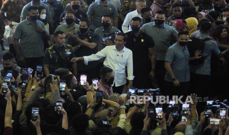 Presiden Joko Widodo menyapa warga saat mengunjungi Pasar Tanah Abang di Jakarta, Kamis (4/5/2023). Kunjungan tersebut untuk meninjau aktivitas perdagangan di Pasar Tanah Abang pasca libur Hari Raya Idul Fitri 1444 Hijriah.