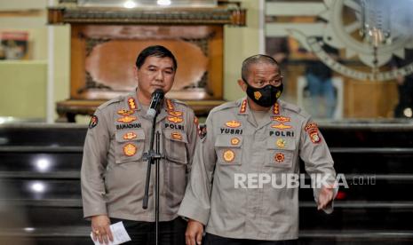 Kabagpenum Divisi Humas Polri Kombes Ahmad Ramadhan (kiri) didampingi Kabid Humas Polda Metro Jaya Kombes Yusri Yunus  (kanan) 