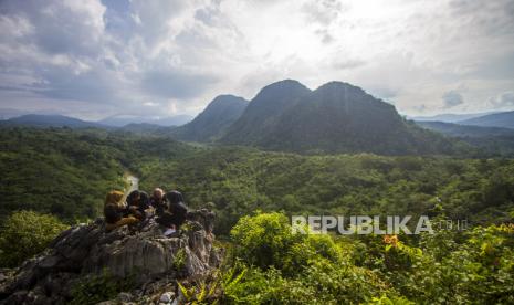 Sejumlah pengunjung berada di puncak wisata Bukit Batu Langara di kawasan Geopark Meratus, Kecamatan Loksado, Kabupaten Hulu Sungai Selatan, Kalimantan Selatan, Minggu (17/10/2021). Pemprov Kalsel  tengah mengajukan Geopark Meratus untuk menjadi UNESCO Global Geopark (UGG) dengan potensi keberagaman geologi, biologi, dan budaya yang dimilikinya dan penilaian oleh badan PBB tersebut akan dilakukan pada tahun 2022. 