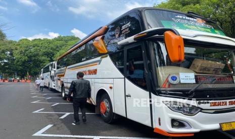 Suasana menjelang pelepasan Mudik Bareng Gratis 2023 yang digelar Dinas Perhubungan Kota Bandung di Balai Kota Bandung, Sabtu (15/4/2023). Mudik 2023: Polrestabes Bandung Buka Posko Penitipan Kendaraan Gratis