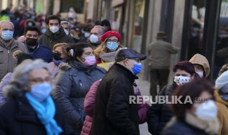  Orang-orang yang mengenakan masker untuk mencegah penyebaran COVID-19, mengantre untuk membeli tiket lotre Natal di Madrid, Spanyol, Kamis, 2 Desember 2021. Varian omicron virus corona membuat dunia gelisah karena laporan infeksi terkait dengan strain mutan muncul di lebih banyak bagian dunia.