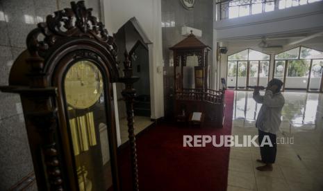 Muadzin mengumandangkan adzan di Masjid Al-Ikhlas Jatipadang, Jakarta, Rabu (23/2/2022). Salah Satu Keutamaan Adzan, Jauhkan Kampung dari Bencana