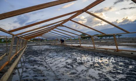 Petani mempersiapkan lahannya untuk pembuatan percontohan tambak garam dengan sistem Tunel di Penggaraman Talise Palu, Sulawesi Tengah, Senin (9/11/2020). Balai Pelatihan dan Penyuluhan Perikanan Kementerian Kelautan dan Perikanan membuat percontohan tambak garam dengan sistem Tunel di tempat itu untuk membantu petani tetap dapat memproduksi garam pada cuaca tidak normal dan meningkatkan kualitas produksi garamnya. 