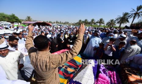 Miris! Ini Alasan Tingkat Bunuh Diri Kaum Muda Irak Naik. Warga Irak membawa peti mati korban yang tewas dalam serangan rudal roket yang menghantam sebuah rumah dekat bandara internasional Baghdad, Irak pada 29 September 2020. Setidaknya 5 warga sipil Irak, di antaranya anak-anak, tewas dan dua lainnya luka-luka, setelah roket menghantam sebuah rumah dekat bandara Baghdad, menurut tentara Irak.