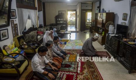 Amalan Sunnah Rasulullah SAW Saat Idul Fitri. Ilustrasi sholat Idul Fitri di rumah.