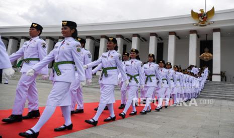 Anggota Paskibraka 2024 berbaris seusai dikukuhkan oleh Presiden Joko Widodo di Istana Negara, Ibu Kota Nusantara (IKN), Kalimantan Timur, Selasa (13/8/2024).