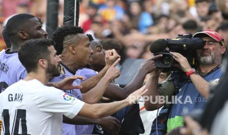 Winger Real Madrid Vinicius Junior bersitegang dengan pemain Valencia.