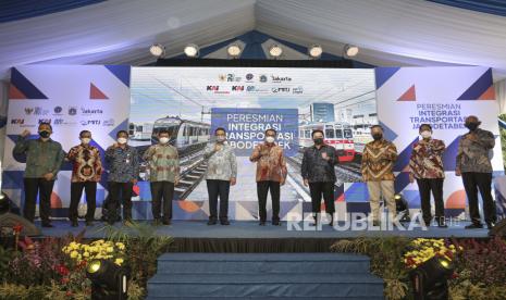 (dari kiri) Dirut PT JakLingko Indonesia Muhammad Kamaludin, Dirut PT Moda Integrasi Transportasi Jabodetabek (MITJ) Tuhiyat, Plt Dirut PT Kereta Commuter Indonesia Roppiq Luthfi Azhar, Sekretaris Daerah (Sekda) DKI Jakarta Marullah Matali, Gubernur DKI Jakarta Anies Baswedan, Menteri Perhubungan Budi Karya Sumadi, Menteri BUMN Erick Thohir, Wakil Menteri BUMN II Kartika Wirjoatmodjo, Dirut PT KAI Didiek Hartantyo dan Dirut PT MRT Jakarta William Sabandar berfoto bersama pada Peresmian Integrasi Transportasi Jabodetabek di Stasiun Tebet, Jakarta, Rabu (29/9). Dalam peresmian tersebut dilakukan juga pencanangan kartu dan aplikasi JakLingko, pencanangan pembangunan Jembatan Penyeberangan Multiguna (JPM) dan revitalisasi Stasiun Sudirman, peresmian penataan kawasan stasiun tahap dua serta penandatanganan dokumen integrasi transportasi Jabodetabek. 