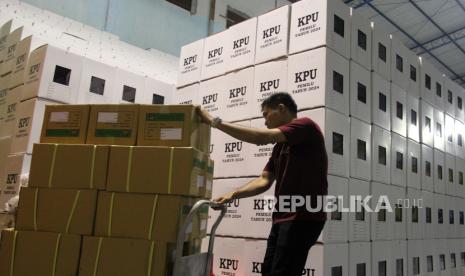 Pekerja mengangkut kardus berisi surat suara Pemilu 2024 ke dalam gudang logistik Komisi Pemilihan (KPU) Dumai, diKota Dumai, Riau, Sabtu (13/1/2024). KPU Dumai menerima kedatangan surat suara Pemilu 2024 sebanyak 1.162.500 lembar yang terdiri dari surat suara pilpres 59.500 lembar, DPD DPR RI DPRD I masing-masing sebanyak 237.000 lembar dan surat suara DPRD II sebanyak 392.000 lembar. 