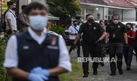 Direskrimum Polda Metro Jaya Kombes Pol Hengki Haryadi (kedua kanan) bersiap meninjau TKP penemuan empat jasad di Perumahan Citra Grand Extension, Kalideres, Jakarta, Rabu (16/11/2022). Tim gabungan dari Inafis Polri, Puslabfor Bareskrim Polri, Dokter Forensik, Polda Metro Jaya dan Polres Metro Jakarta Barat melakukan olah TKP untuk menyelidiki kasus penemuan empat jasad yang tewas mengenaskan. 