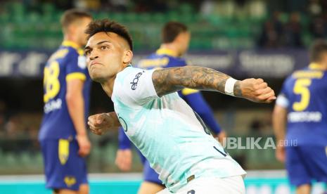  Inters Lautaro Martinez merayakan setelah mencetak gol keenam tim selama pertandingan sepak bola Serie A Italia Hellas Verona vs Inter Milan di stadion Marcantonio Bentegodi di Verona, Italia, 03 Mei 2023.