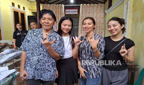 Bimbim Slank datang bersama istri dan dua putrinya ke TPS 31 di Jalan Potlot, Duren Tiga, Jakarta Selatan, untuk mencoblos di gelaran Pemilu 2024, Rabu (14/2/2024). 