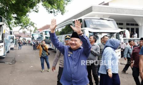 Bupati Garut Rudy Gunawan saat melepas keberangkatan calon jamaah haji (calhaj) di Pendopo Garut, Kecamatan Garut Kota, Kabupaten Garut, Jawa Barat, Selasa (20/06/2023).