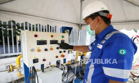 Petugas PGN memasok gas bumi di Wisma Atlet Kemayoran, Jakarta, pekan lalu.  PGN menyiapkan relaksasi pemanfaatan gas bagi industri di tengah wabah Covid-19.