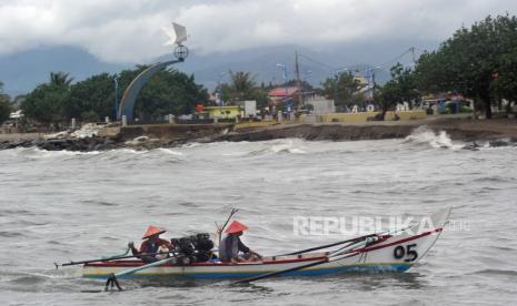 Penduduk Sumatra Barat Didominasi Milenial. Nelayan pulang melaut di Pantai Muaro Lasak, Padang, Sumatera Barat, Sabtu (2/5/2020). Data Dinas Kelautan dan Perikanan Kota Padang, sebanyak 7