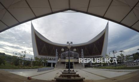 Pekerja memasang panggung di Masjid Raya Sumbar yang merupakan venue utama Perhelatan Musabaqah Tilawatil Quran (MTQ) tingkat Nasional ke-28 di Padang, Sumatera Barat, Kamis (5/11/2020). Perhelatan MTQ Nasional ke-28 akan dibuka pada 14 November 2020 dan diikuti 1.500- an kafilah itu akan menggunakan 12 venue di Kota Padang. 