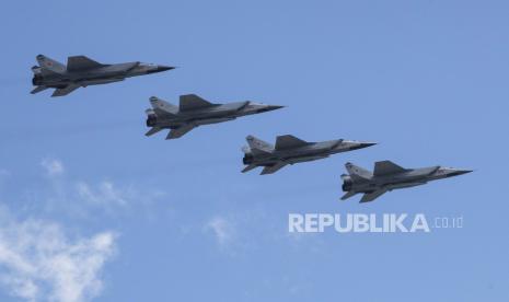 FILE - Jet Angkatan Udara Rusia Mikoyan MiG-31K yang membawa rudal balistik berkemampuan nuklir Kh-47M2 Kinzhal terbang di atas Lapangan Merah selama latihan untuk parade militer Hari Kemenangan di Moskow, Rusia, pada 7 Mei 2021. 