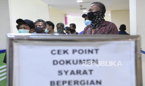 Calon penumpang yang akan berpergian menggunakan Bus AKAP (antar kota antar provinsi) mengantre untuk diperiksa dokumennya di Terminal Pulogebang, Jakarta, Ahad (10/5/2020). Meskipun pelayanan Bus AKAP telah dioperasionalkan di Terminal Pulogebang namun sejumlah penumpang dilarang berangkat karena tidak termasuk dalam kriteria yang diperbolehkan untuk berpergian