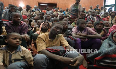  Siswa yang dibebaskan duduk bersama di Government House dengan siswa lain dari sekolah Menengah Sains Pemerintah, di Kankara, Negara Bagian Katsina, Nigeria, 18 Desember 2020. Sekitar 300 anak sekolah Nigeria dibebaskan setelah diculik dari sekolah mereka di barat laut Nigeria dalam serangan yang diklaim oleh kelompok teroris Islam Boko Haram, meskipun belum jelas apakah masih banyak siswa yang masih berada di tangan penculik mereka.