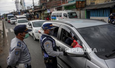 Petugas gabungan memeriksa kendaraan bermotor di titik pemeriksaan penyekatan pemudik  (ilustrasi)