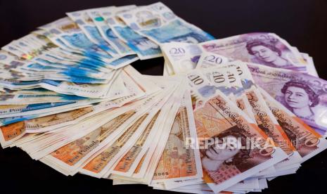 Uang kertas sterling Inggris diletakkan di atas meja di bursa mata uang di Brussels, Belgia, 23 September 2022. Euro dan sterling turun terhadap dolar AS pada 23 September, dengan euro mencapai level terendah sejak Oktober 2020 dan sterling turun ke terendah dalam 37 tahun.