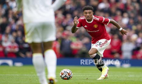 Pemain Manchester United Jadon Sancho berlari dengan bola selama pertandingan sepak bola Liga Premier Inggris antara Manchester United dan Leeds United di Old Trafford di Manchester, Inggris, Sabtu, 14 Agustus 2021.