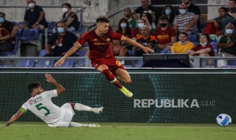 Stephan El Shaarawy (kanan) Roma beraksi saat pertandingan persahabatan antara AS Roma dan Raja Club Athletic di Stadion Olimpiade di Roma, Italia, 14 Agustus 2021.