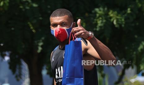 Pemain Paris Saint Germain Kylian Mbappe  yang memakai masker pelindung daun usai sesi latihan di kompleks olahraga Camp des Loges dekat Paris, Prancis, 25 Juni 2020, kembali dikeluarkan 07 September 2020. Seperti diberitakan media pada 07 Setember, Mbappe dinyatakan positif untuk virus korona. Oleh karena itu, dia tidak akan dapat berpartisipasi dalam pertandingan UEFA Nations League Prancis vs Kroasia pada 08 September.