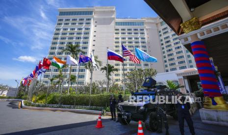  Personel keamanan berjaga di tempat KTT ASEAN di Phnom Penh, Kamboja, Rabu, 9 November 2022. Para pemimpin Asia Tenggara bersidang di ibu kota Kamboja, Kamis, menghadapi tantangan untuk mencoba mengurangi kekerasan yang meningkat di Myanmar sementara militer negara itu- pemerintah yang dipimpin tidak menunjukkan tanda-tanda mematuhi rencana perdamaian kelompok itu.