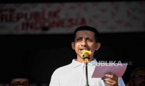 Habib Husein Jafar Al Hadar membacakan deklarasi saat acara Jalan Sehat Kerukunan dan Deklarasi Damai Umat Beragama di Jakarta, Sabtu (14/1/2023). Acara jalan sehat tersebut diikuti oleh ribuan ASN Kementerian Agama dan sejumlah tokoh lintas agama dalam rangka memperingati Hari Amal Bhakti ke-77 Kementerian Agama. Selain itu, acara tersebut juga menggelar deklarasi dengan pesan penguatan moderisasi beragama serta meningkatkan kerukunan antar umat beragama. Republika/Thoudy Badai