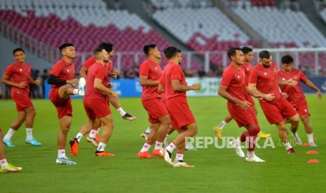 Pemain Timnas Indonesia melakukan sesi latihan di Stadion Utama Gelora Bung Karno, Senayan, Jakarta, Kamis (5/1/2023). Babak semifinal leg pertama piala AFF 2022 antara Indonesia melawan Vietnam akan berlangsung pada Jumat (6/1/2023). Pelatih Timnas Indonesia Shin Tae-yong menjanjikan permainan yang keren kepada para suporter saat skuad Garuda menghadapi Vietnam nanti. Republika/Prayogi