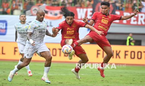 Pesepak bola Persija Jakarta Hanif Sjahbandi (tengah) dan Muhammad Ferarri (kanan) berebut bola dengan pesepak bola Persib Bandung David Da Silva (kiri) dalam laga lanjutan Liga 1 di Stadion Patriot Candrabhaga, Bekasi, Jawa Barat, Ahad (16/2/2025). Persija gagal meraih kemenangan setelah ditahan Persib dengan skor 2-2. Gol Persija dicetak Gustavo Almeida di menit ke-33 dan Firza Andika menit 39. Sedangkan gol Persib dicetak Nick Kuipers menit 52 dan David da Silva menit ke-70.