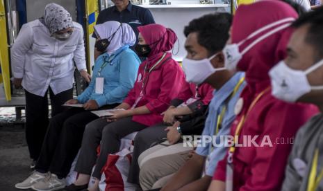 Menteri Ketenagakerjaan Ida Fauziyah (kiri) menyapa pekerja saat kunjungan kerja Presiden di Kantor Pos Bandung, Jalan Asia Afrika, Kota Bandung, Kamis (13/10/2022). Dalam kunjungan kerjanya di Bandung, Presiden Joko Widodo berkesempatan untuk menyerahkan bantuan langsung tunai (BLT) bahan bakar minyak (BBM) dan bantuan subsidi upah (BSU) kepada warga serta pekerja. Republika/Abdan Syakura