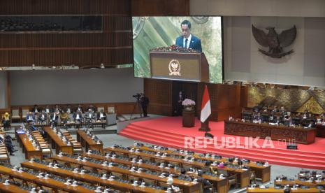 Anggota DPR mengikuti rapat paripurna ke-18 masa persidangan V tahun sidang 2023-2024 di kompleks Parlemen, Jakarta, Selasa (28/5/2024). Rapat paripurna yang dihadiri 125 anggota dewan dan 165 anggota izin total 290 orang dari 575 anggota DPR tersebut digelar dengan agenda Penyampaian Pandangan Fraksi Atas Kerangka Ekonomi Makro dan Pokok-Pokok Kebijakan Fiskal (KEM & PPKF) RAPBN TA 2025 dan Pendapat Fraksi-fraksi terhadap 4 (empat) RUU Usul Inisiatif Badan Legislasi DPR dilanjutkan dengan pengambilan keputusan.